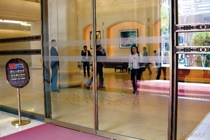 樓管看板(2)-公司辦公大樓自動門-玻璃防撞條