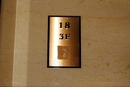 御所門牌招牌(9)-台北市住家大樓樓層門牌-鍍鈦金蝕克壓克力座